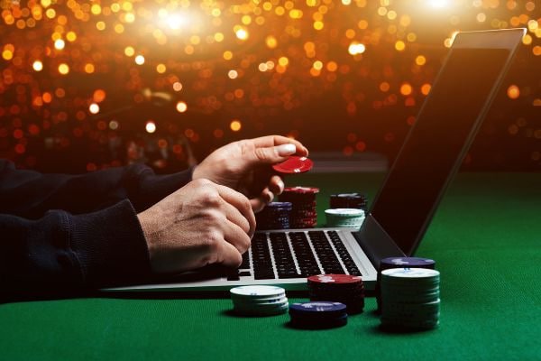 55MMR App ဖြင့် Myanmar National League ဘောလုံးပွဲ Live Bet ထားနေသောမြင်ကွင်း